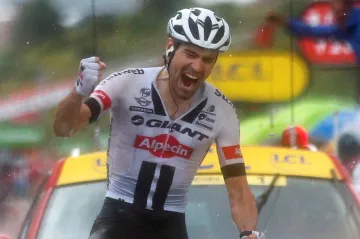Tom Dumoulin se raduje z výhry v etapě Tour de France