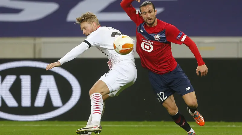 Yusuf Yazici z Lille obchází beka AC Milán Simona Kjaera