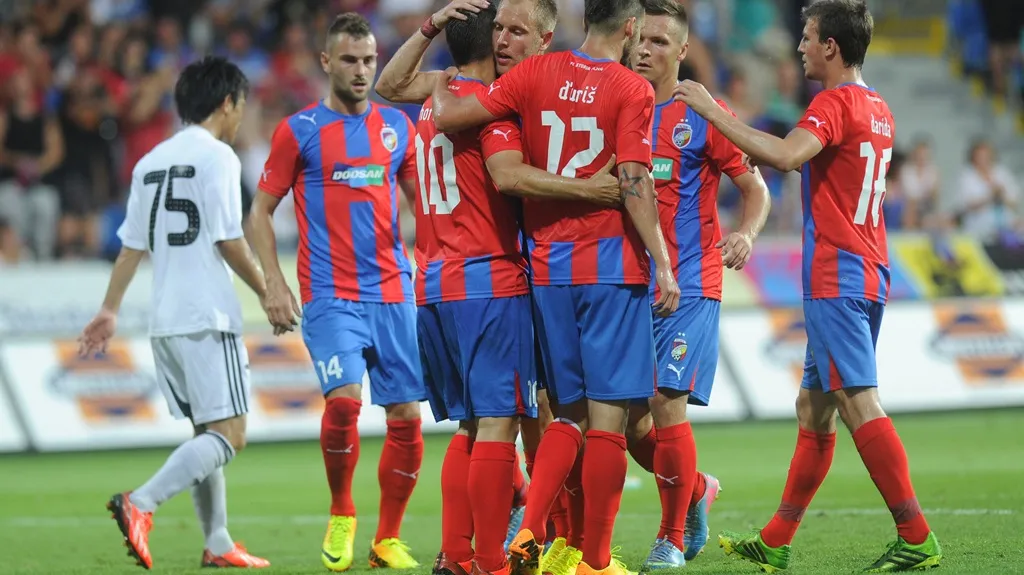 Plzeňští fotbalisté slaví gól v síti Kalju.