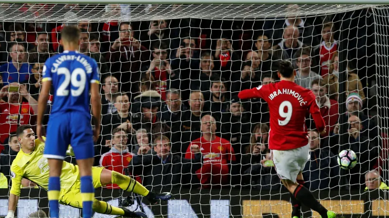 Zlatan Ibrahimovic střílí gól z pokutového kopu