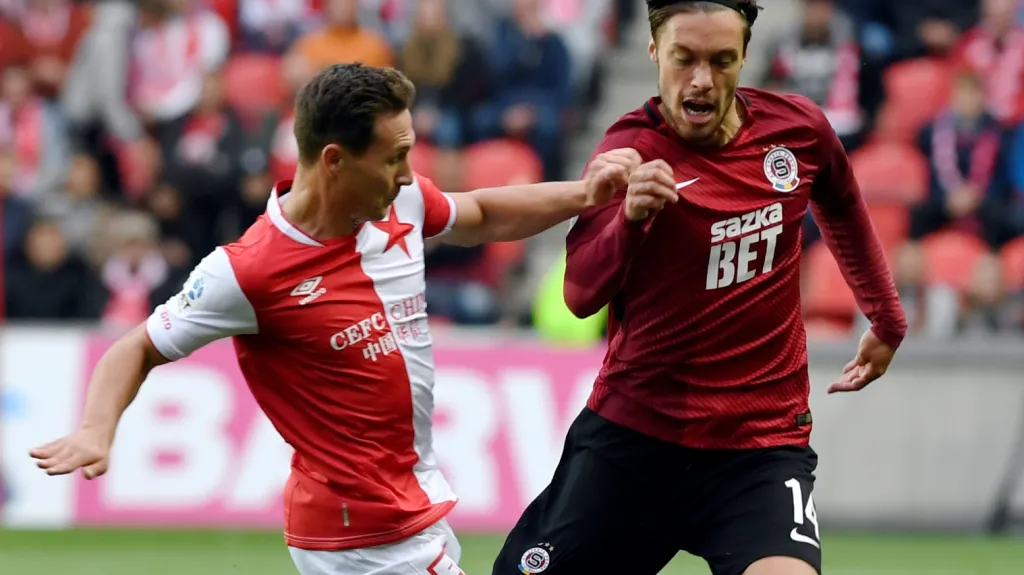 Slávista Jan Bořil v souboji s Václavem Kadlecem ze Sparty