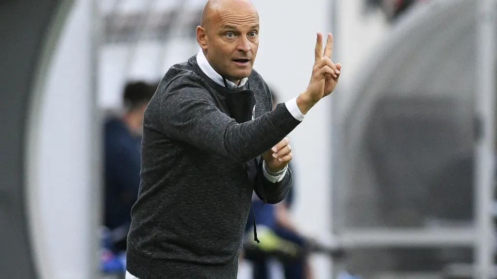 Trenér Adrián Gula na lavičce Plzně