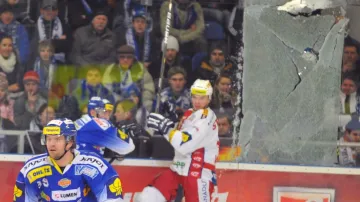 Prasklé plexisklo v duelu Brno - Slavia