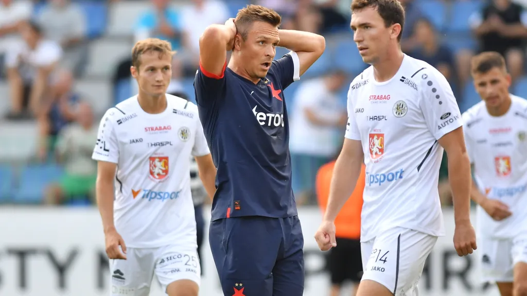 Stanislav Tecl ze Slavie si zoufá v utkání s Hradcem Králové