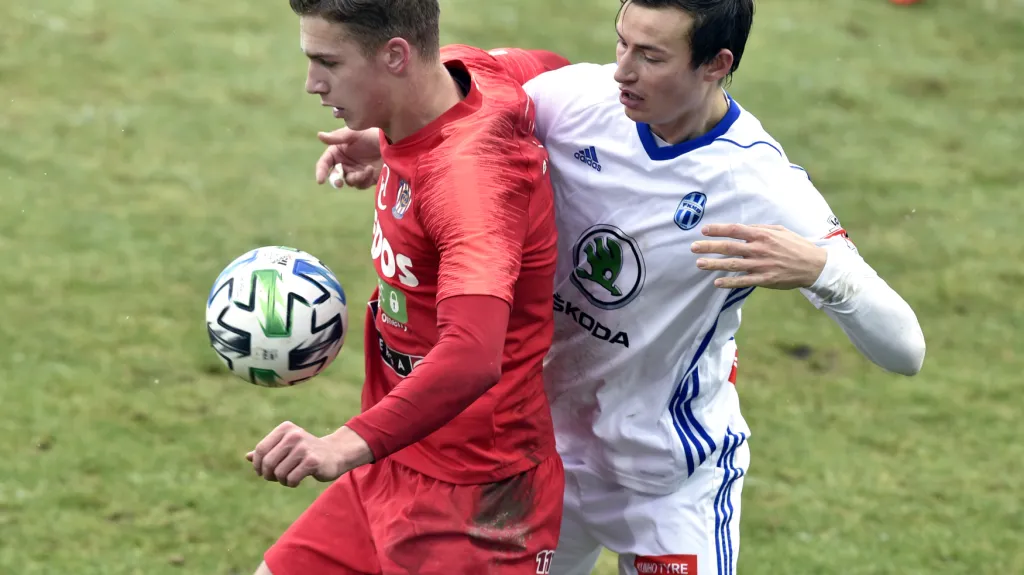 Brněnský Daniel Fila si pokrývá míč v utkání s Mladou Boleslaví
