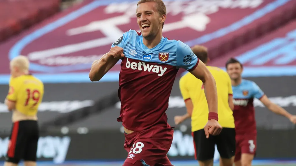 Tomáš Souček z West Hamu oslavuje gól v utkání s Watfordem