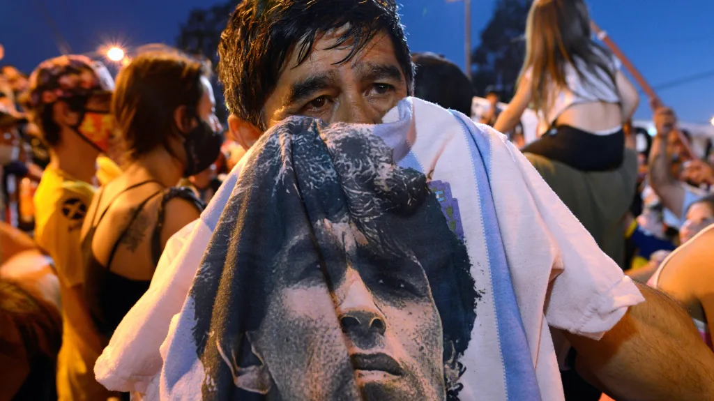Lidé v ulicích Buenos Aires oplakávají smrt Diega Maradony