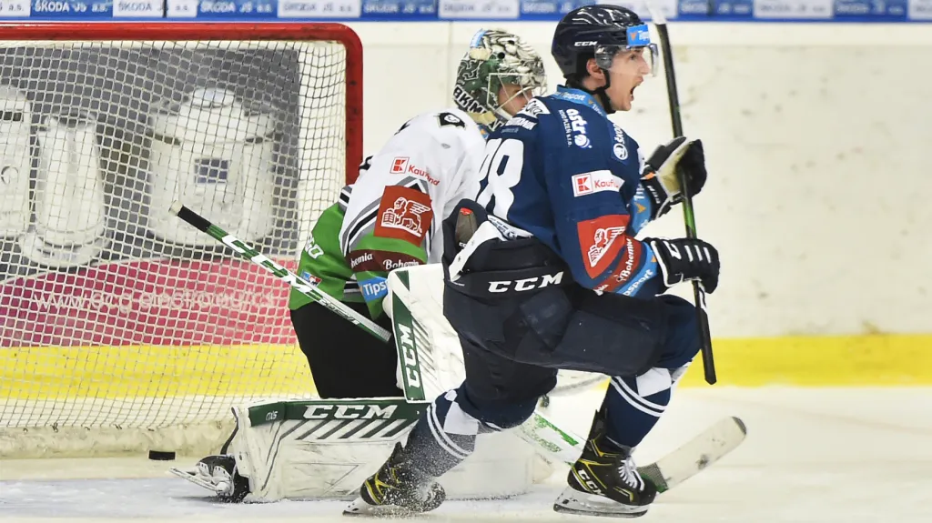 Plzeňský Petr Kodýtek slaví gól před Gašperem Krošeljem