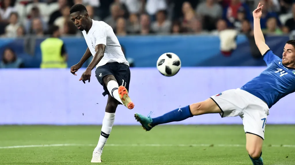 Dembelé střílí na italskou branku přes Jorginha