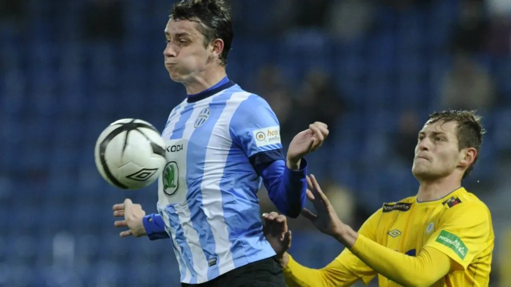David Jablonský z Teplic (vpravo) v souboji o míč s Ondřejem Zahustelem z Boleslavi
