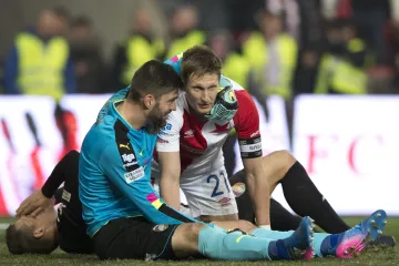 Plzeňský brankář Matúš Kozáčik v objetí s Milanem Škodou ze Slavie