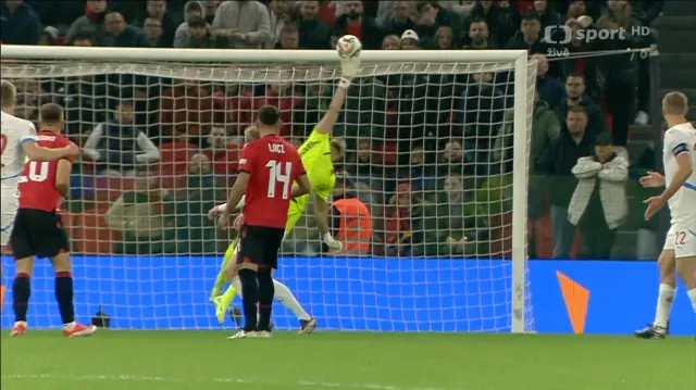 Střely Jemelky a Červa do břevna v utkání proti Albánii