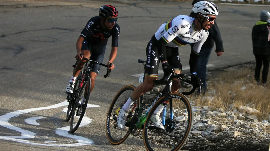 Alaphilippe a Benral na svazích Mont Ventoux ve třetí etapě 