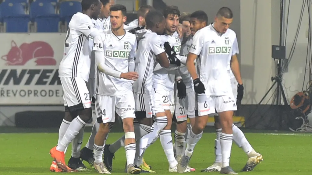 Fotbalisté Karviné oslavují gól v Plzni