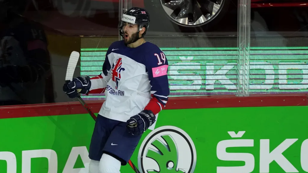 Liam Kirk slaví jeden ze svých sedmi gólů v Rize