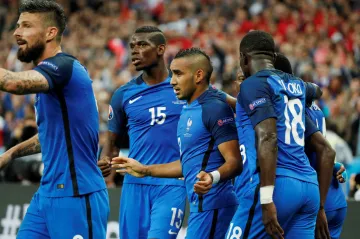 Fotbalisté Francie oslavují branku