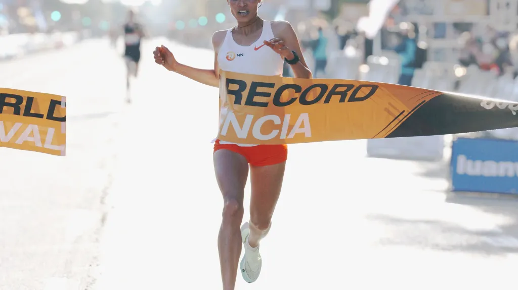 Etiopanka Letesenbet Gideyová na půlmaratonu ve Valencii 
