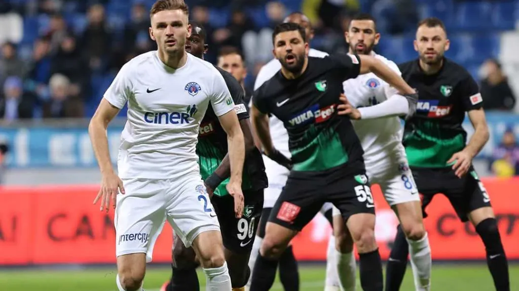 Tomáš Břečka (v popředí) v dresu Kasimpasy