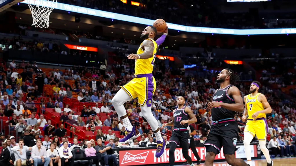 LeBron James z LA Lakers smečuje v utkání proti Miami