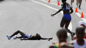 Namibijská maratonkyně zkolabovala a na pomoc musela přispěchat krajanka