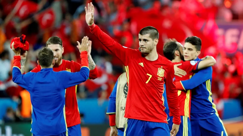 Fotbalisté Španělska se radují po utkání s Tureckem