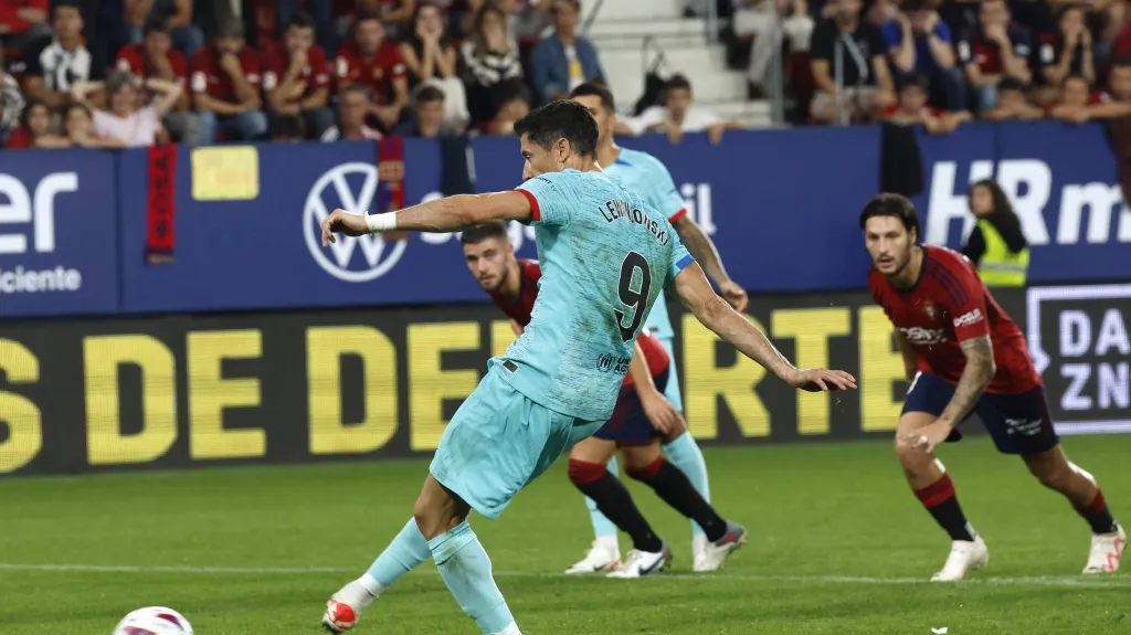 Robert Lewandowski z Barcelony proměňuje penaltu v Pamploně