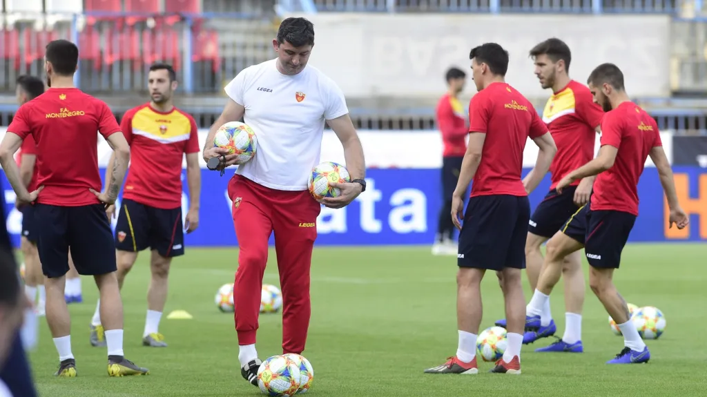 Miodrag Džudovič (v bílém) vede trénink Černohorců