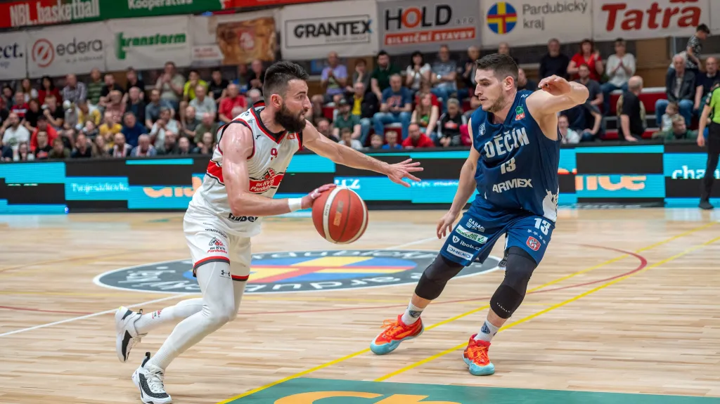 Pardubický Petr Šafarčík proti děčínskému Filipu Kroutilovi v semifinálové sérii