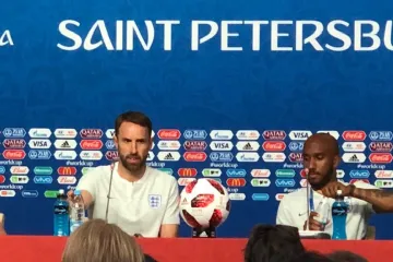 Gareth Southgate s Fabianem Delphem před utkáním s Belgií