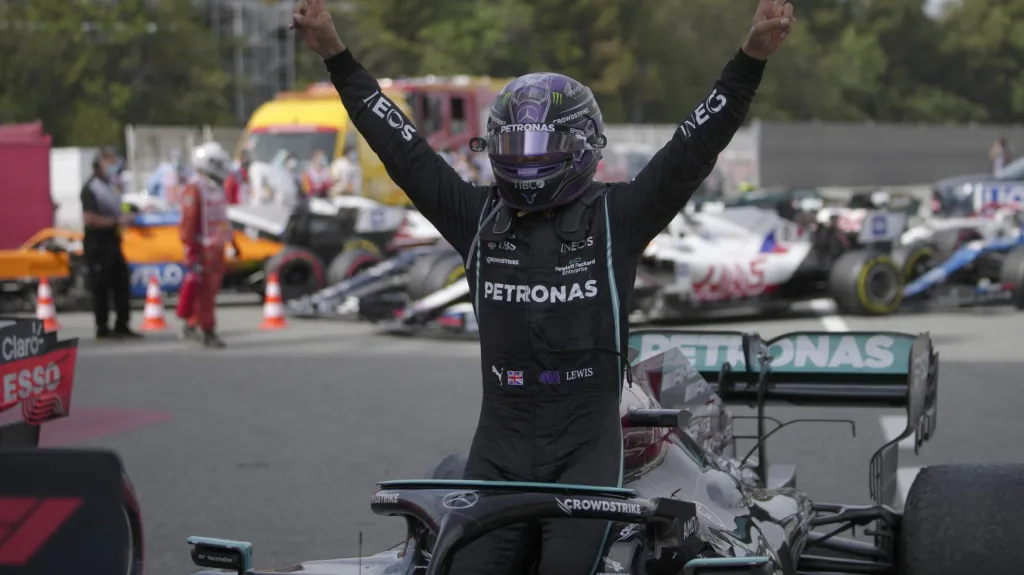 Lewis Hamilton se raduje z vítězství ve VC Španělska