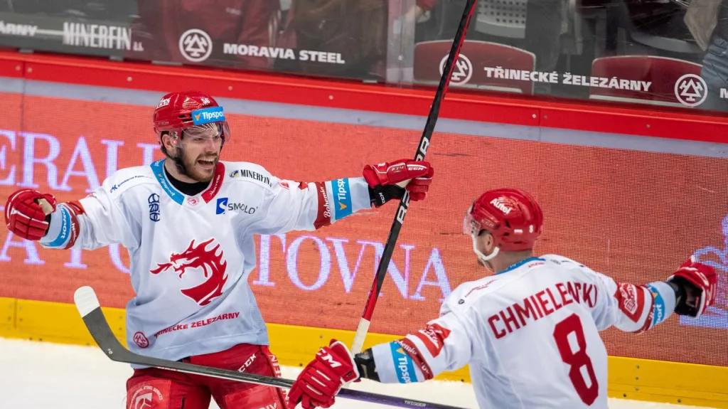 Marko Daňo slaví branku s třineckým spoluhráčem Aronem Chmielewským