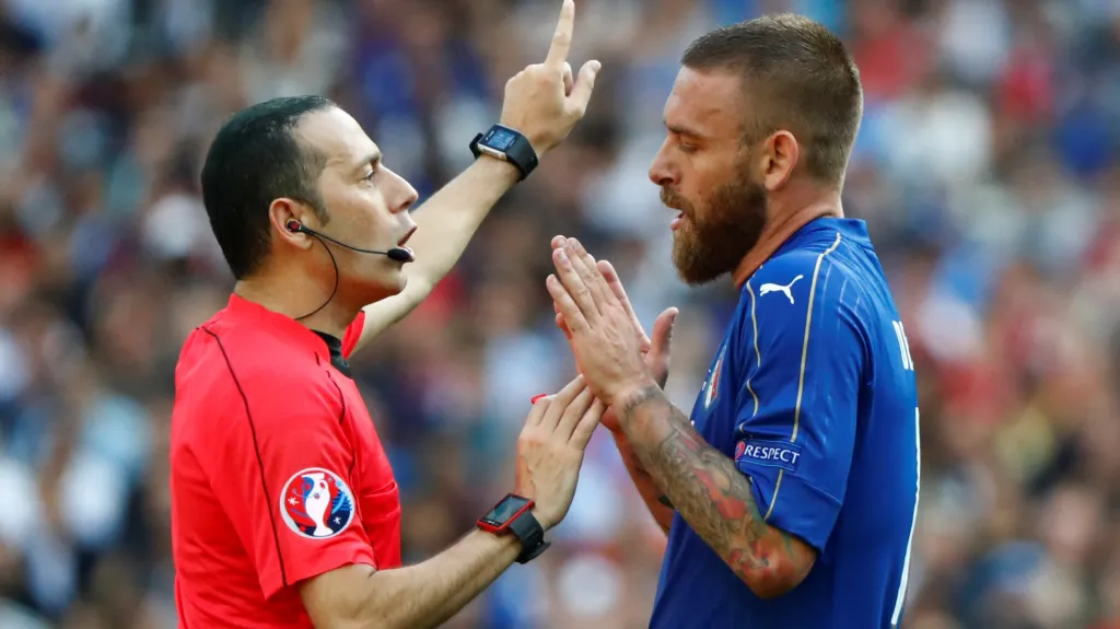 Ital Daniele De Rossi diskutuje s rozhodčím Cüneytem Cakirem