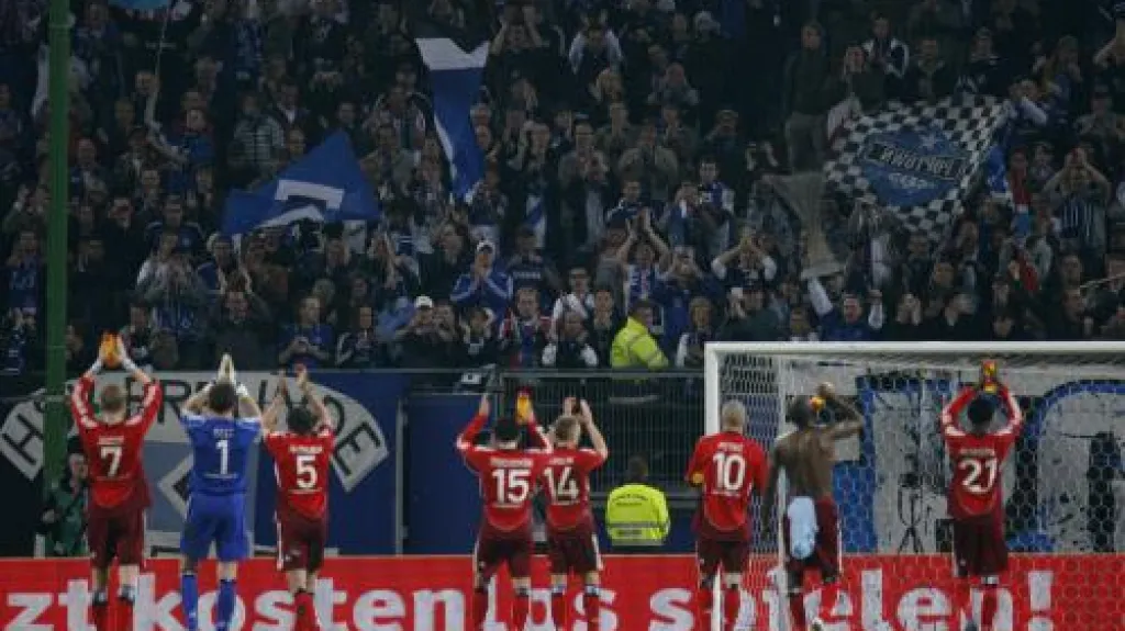 Hráči Hamburku oslavují vítězství