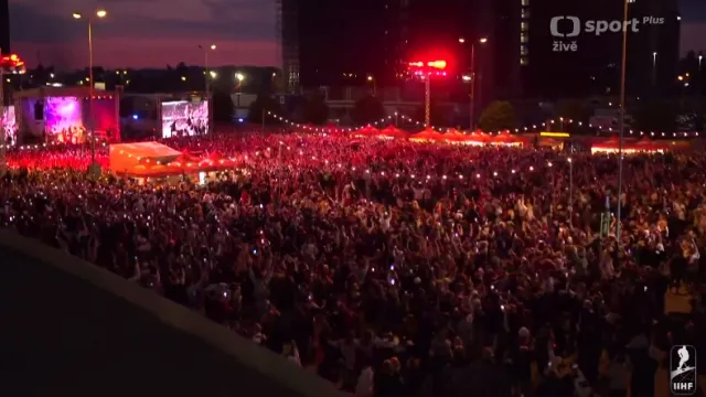 Závěr utkání Švédsko – Lotyšsko s oslavami