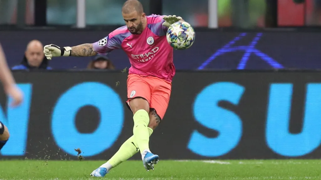 Kyle Walker musel zaskočit za vyloučeného gólmana Claudia Brava