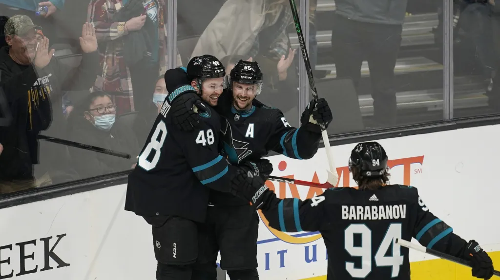 Tomáš Hertl slaví gól se spoluhráči ze San Jose