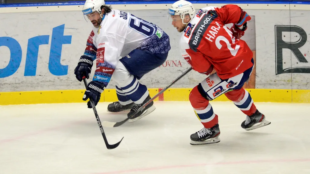 Kladenský lídr Jaromír Jágr proti Johanu Harjuovi