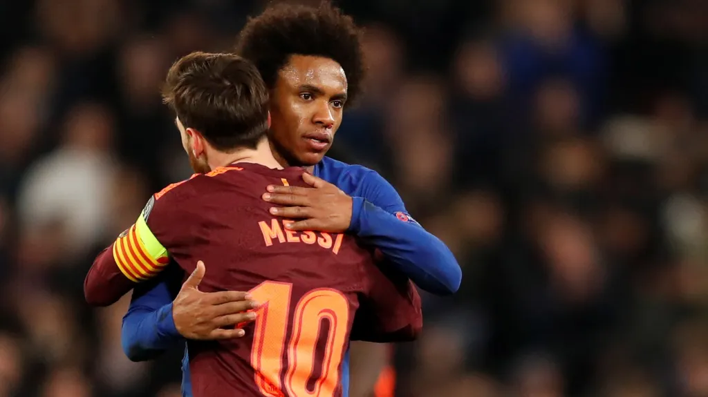 Lionel Messi v objetí s Willianem