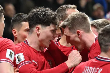 Čeští fotbalisté slaví gól Ladislava Krejčího