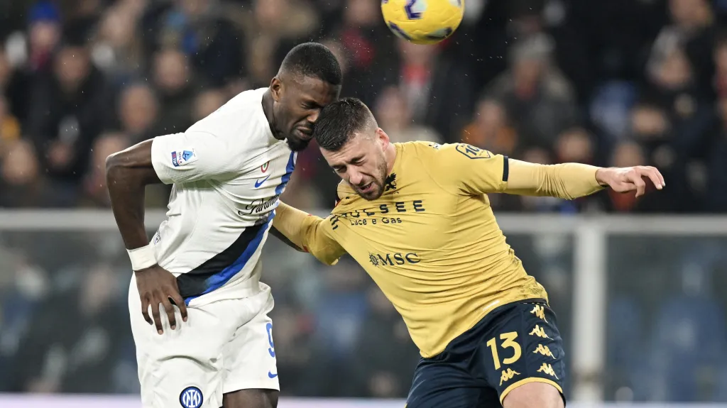 Marcus Thuram z Interu v souboji s Mattiou Banim z Janova