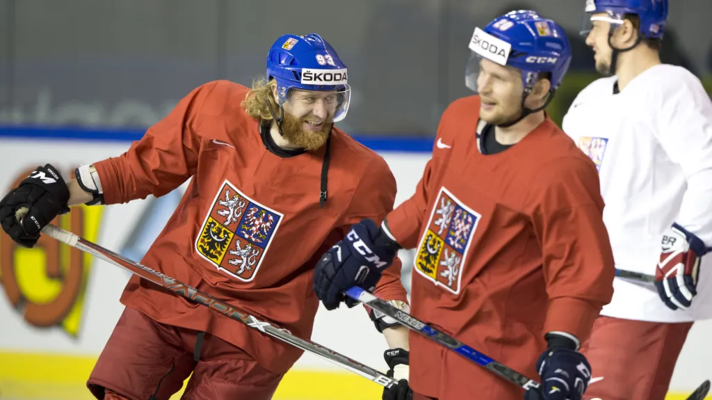 Jakub Voráček (vlevo) na tréninku reprezentace