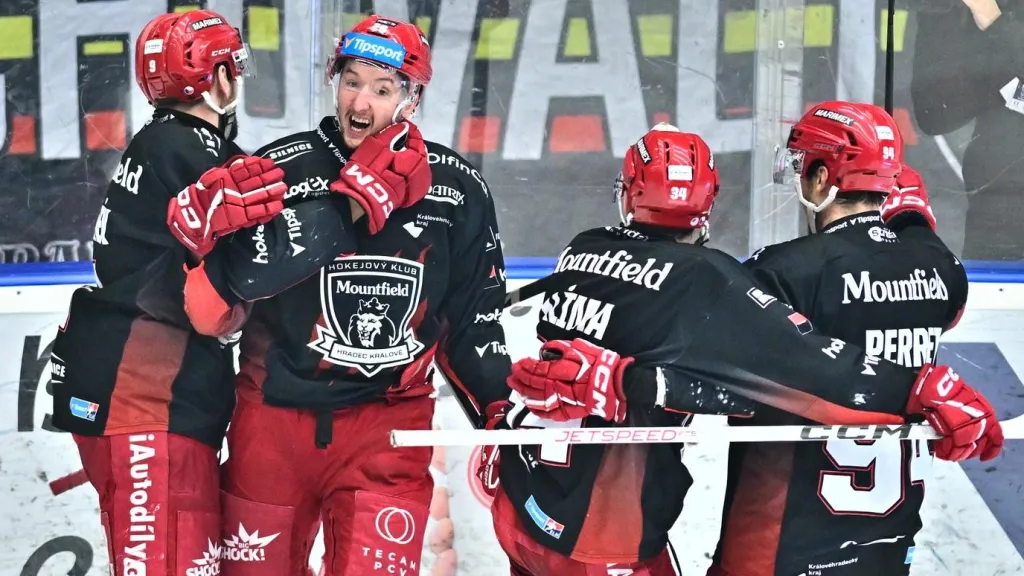 Hráči Hradce Králové slaví v zápase s Pardubicemi druhý gól