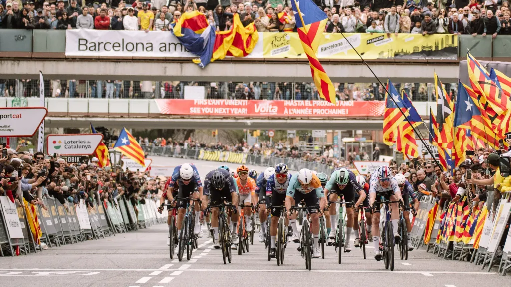 Dojezd 7. etapy Kolem Katalánska s vítězným Bradym Gilmorem