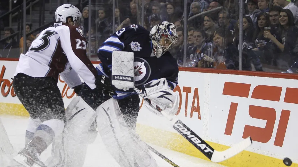 Milan Hejduk z Colorada a brankář Winnipegu Ondřej Pavelec