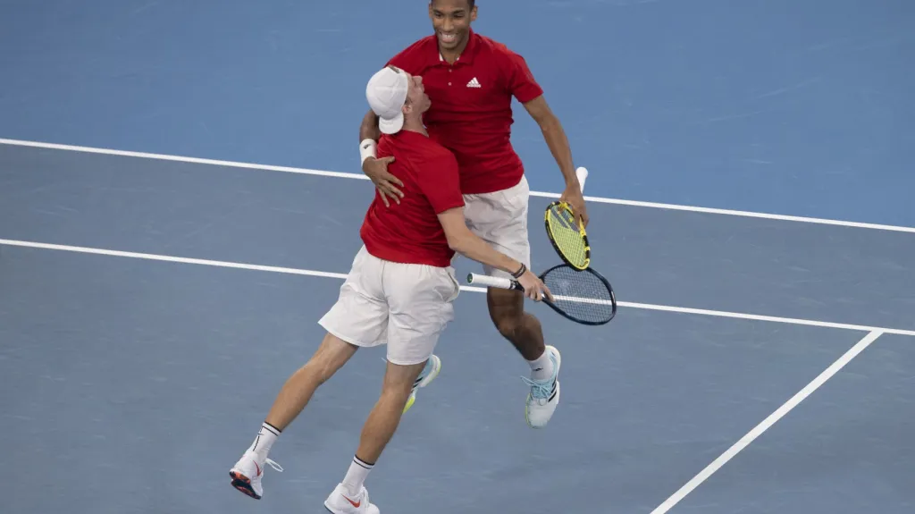 Kanaďané Felix Auger-Aliassime s Denisem Shapovalovem oslavují vítězství