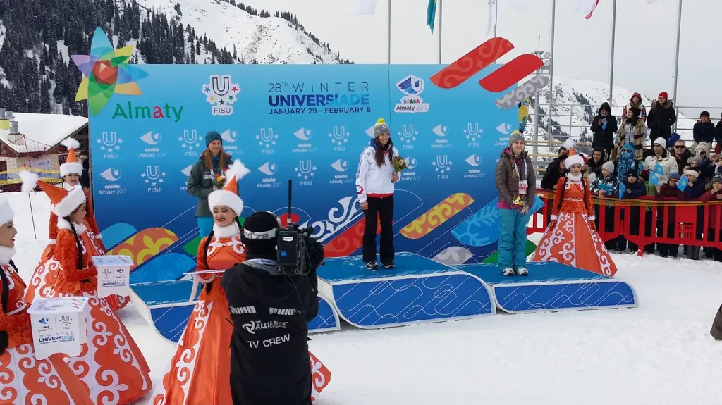 Vyhlášení vítězů snowboardcrossového závodu v Almaty