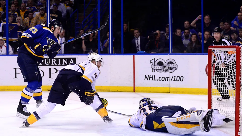 Dmitrij Jaškin překonává brankáře Nashvillu ve 2. kole play-off NHL