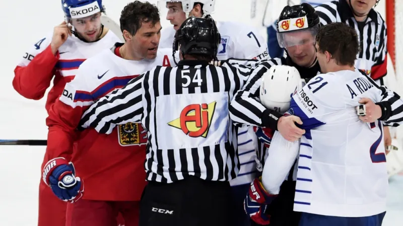 Jágr se zapojil do šarvátky a zastal se Simona v utkání s Francií