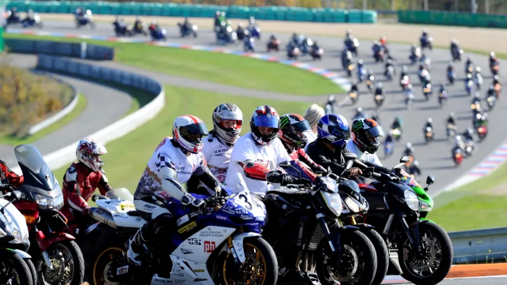Motorkáři na Masarykově okruhu