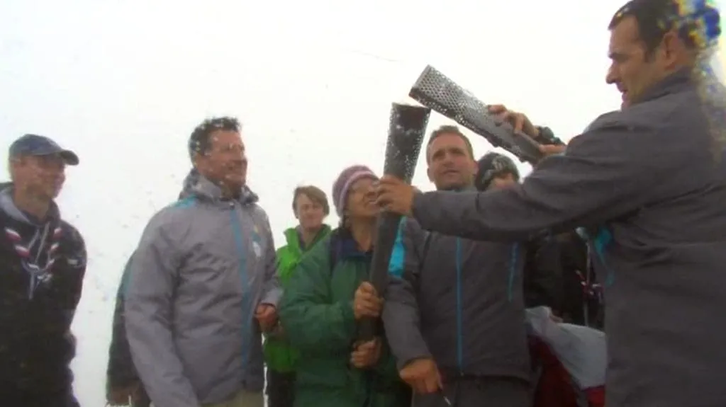 Zapálení ohně na vrcholu Snowdonu